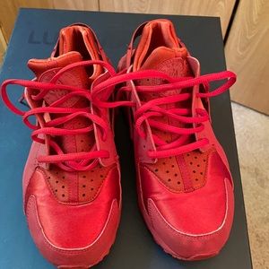 !! BARELY WORN NIKE HUARACHES